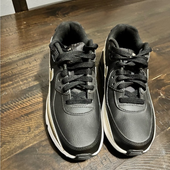 Nike Black and Gold Athletic Shoes/ new without box - Picture 2 of 3